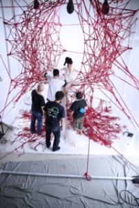 ロープアーティスト一鬼のこ×つながる赤い縄の世界 -『Red』の撮影現場へ-