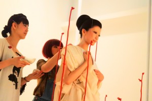 ロープアーティスト一鬼のこ×つながる赤い縄の世界 -『Red』の撮影現場へ-