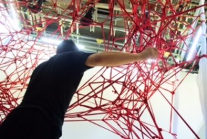 ロープアーティスト一鬼のこ×つながる赤い縄の世界 -『Red』の撮影現場へ-